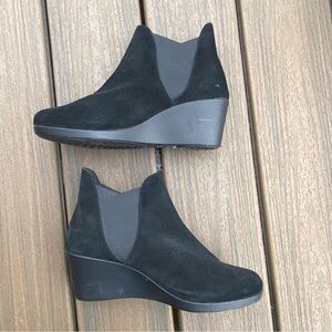 EUC Crocs Black Wedge Ankle Boots booties sz 8